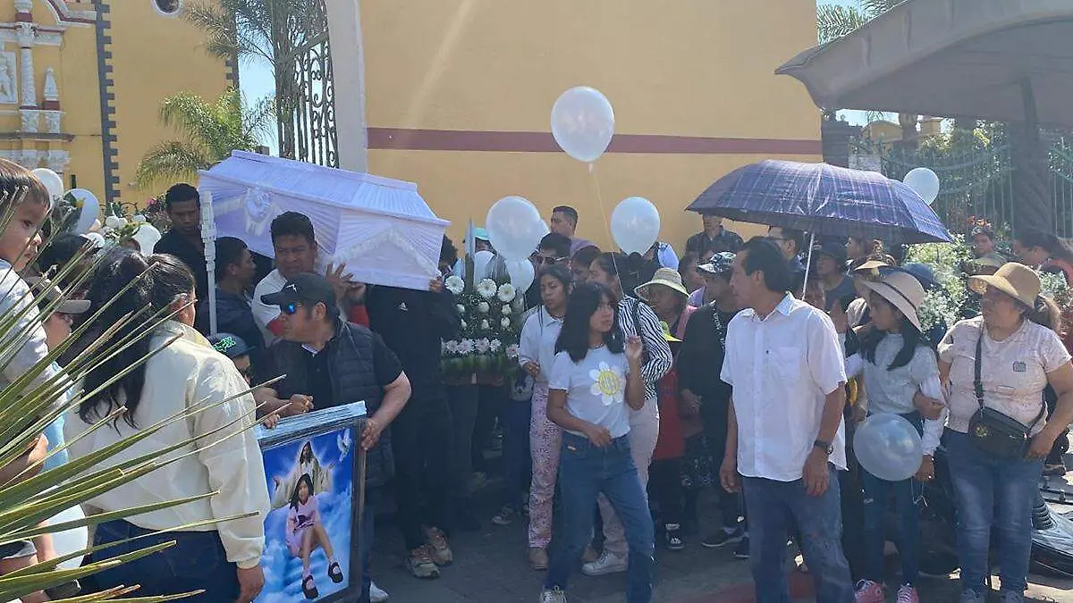 Con globos blancos y flores fue despedida Génesis Mei Ling.